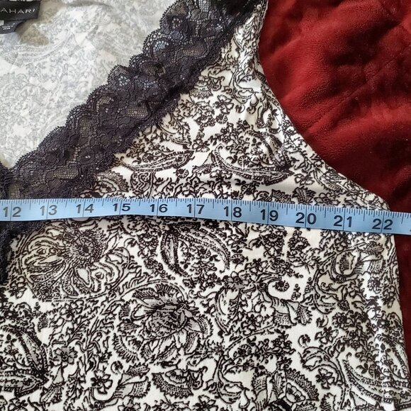 Like New Tahari 2 pc Top & Shorts Pajama Set Black White Floral Pattern - Picture 4 of 8